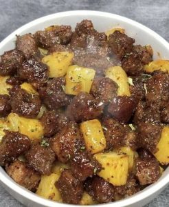 Bocconcini di patate e bistecca con burro e aglio cotti in frigo con aria