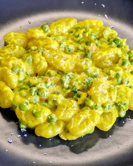 Gnocchi cremosi allo zafferano e piselli 😋 ti bastano pochi minuti e pochi ingredienti per questo piatto colorato e profumato 😋