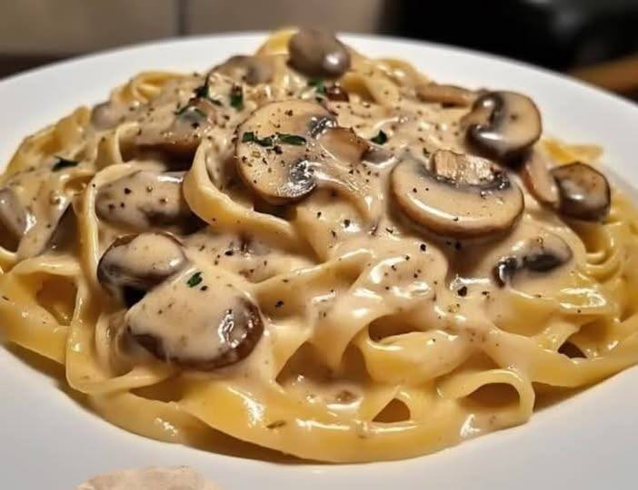Tagliatelle con Crema di Parmigiano e Funghi Porcini