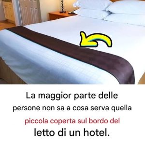 A cosa serve una piccola coperta posta sul bordo del letto di un hotel?