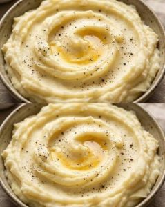 Per favore, SMETTETE di bollire le patate in ACQUA! Quando mia nonna ha visto che stavo bollindo le patate in acqua per fare il purè, mi ha riso in faccia. Mi ha rivelato l’ingrediente segreto per fare il purè di patate migliore di sempre. È stato un punto di svolta! Dovete provare questo invece! Vi metto la ricetta qui.