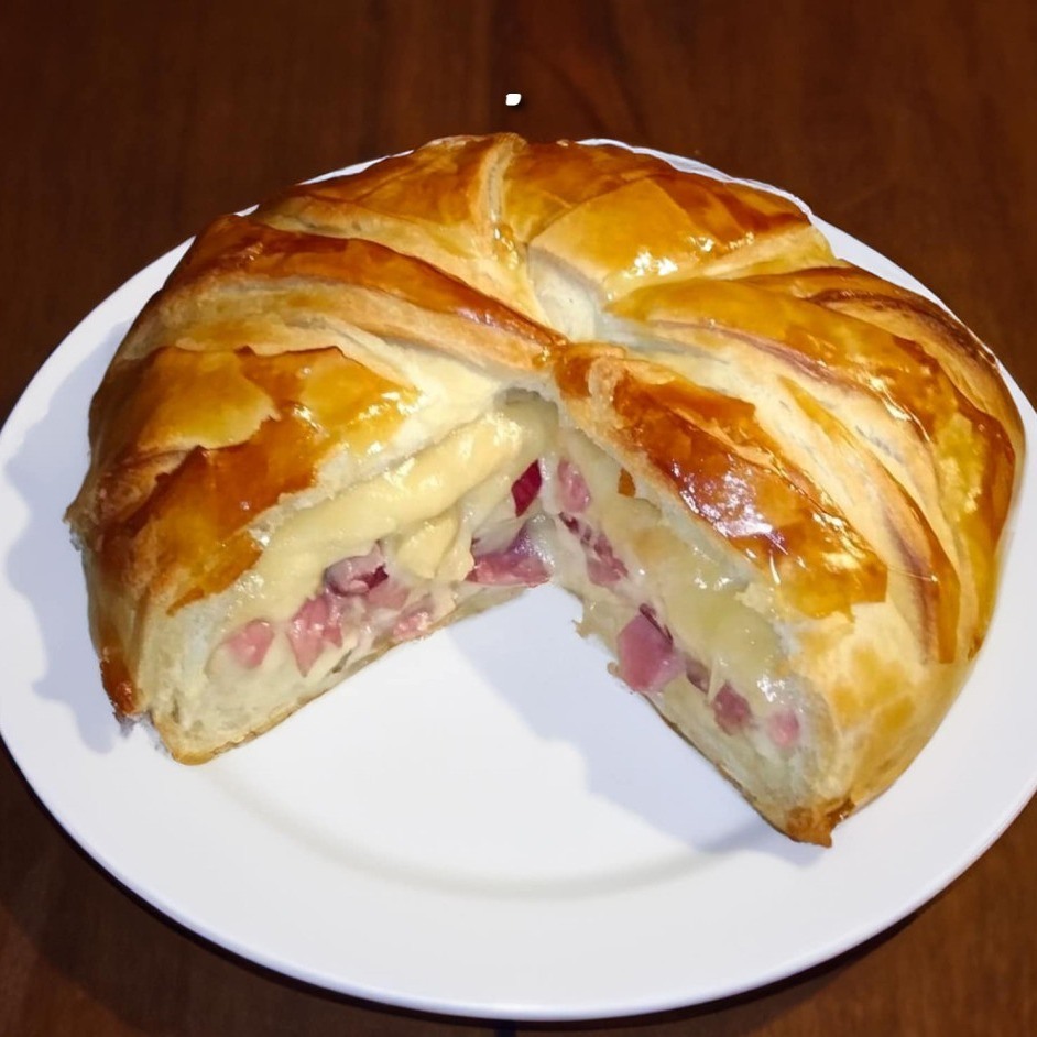 Sfogliata al camembert con pancetta: un antipasto fondente e gustoso