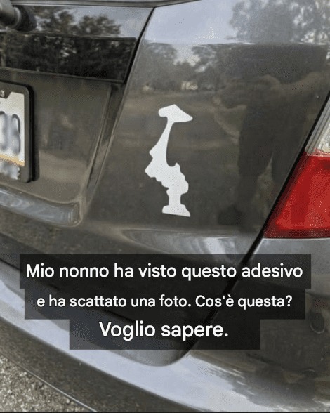 Perché gli automobilisti mettono questo adesivo capovolto sulle loro auto?