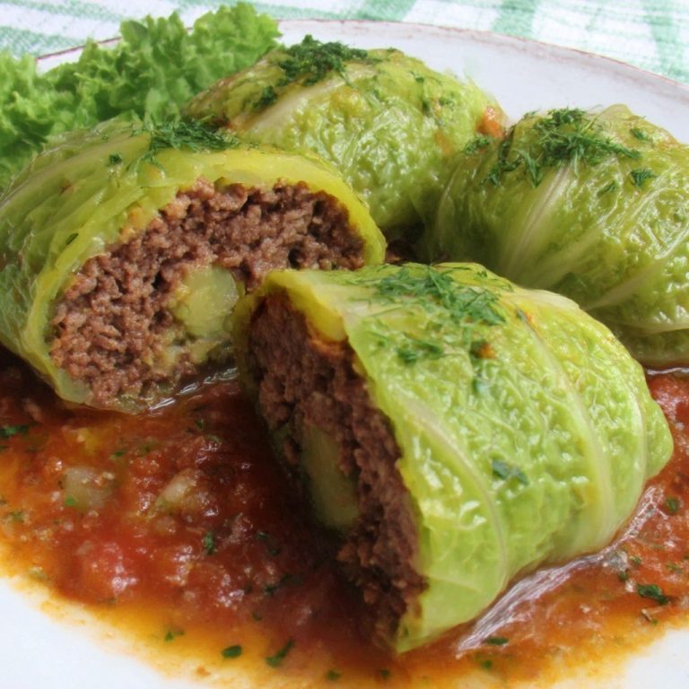 Cavolo ripieno tradizionale con salsa di pomodoro