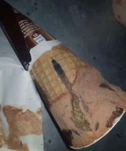 Oggi mia figlia ha aperto il suo gelato al cioccolato preferito