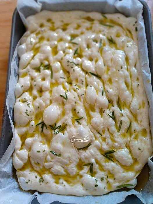 Focaccia al rosmarino 😋 la più buona 🤤 con la mia ricetta infallibile 😎 tante bolle ,croccante fuori e morbidissima all'interno 😋
