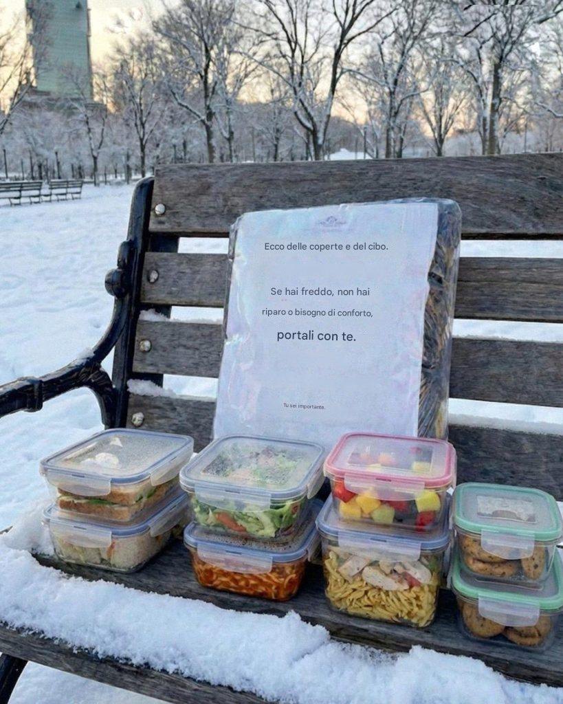 Un povero padre single di tre figli lasciò coperte e cibo su una panchina per i senzatetto. Un mese dopo, un avvocato si presentò sulla sua veranda.