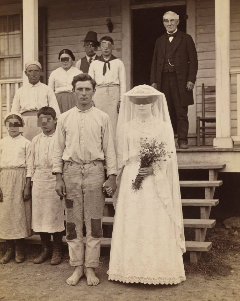 Suo padre diede in sposa la figlia, cieca dalla nascita, a un mendicante, e ciò che accadde in seguito sconvolse molti. Zainab non aveva mai visto il mondo, ma ne sentiva la crudeltà a ogni respiro. Era nata cieca in una famiglia che dava valore alla bellezza sopra ogni altra cosa. Le sue due sorelle erano ammirate per i loro occhi meravigliosi e le loro figure aggraziate, mentre Zainab era trattata come un peso: un segreto vergognoso nascosto dietro porte chiuse. Sua madre morì quando lei aveva solo cinque anni e da allora in poi suo padre cambiò. Divenne amareggiato, risentito e crudele, soprattutto con lei. Non la chiamava mai per nome. La chiamava "quella cosa". Non la voleva a tavola durante i pasti in famiglia, né fuori quando arrivavano gli ospiti. Credeva che fosse maledetta e, quando compì ventun anni, prese una decisione che avrebbe distrutto quel poco che restava del suo cuore già spezzato. Una mattina, entrò nella sua stanzetta, dove lei sedeva in silenzio, accarezzando le pagine consumate di un libro in braille, e le lasciò cadere in grembo un pezzo di stoffa piegato. "Ti sposi domani", disse lui con voce piatta. Lei si bloccò. Le parole non avevano senso. Sposata? Con chi? "È un mendicante della moschea", continuò suo padre. "Sei cieca. È povero. Un partner perfetto." Sentì il sangue defluire dal suo viso. Avrebbe voluto urlare, ma non le uscì alcun suono. Non aveva scelta. Suo padre non gliene aveva mai dato. Il giorno dopo, si sposò con una cerimonia frettolosa e modesta. Non vide mai il suo volto, ovviamente, e nessuno glielo descrisse. Suo padre la spinse verso l'uomo e le disse di prenderlo sottobraccio. Lei obbedì come un fantasma nel suo corpo. La gente ridacchiò. "La ragazza cieca e il mendicante". Dopo la cerimonia, suo padre le porse una piccola borsa con dei vestiti e la spinse di nuovo verso l'uomo. "Ora è un tuo problema", disse, allontanandosi senza voltarsi indietro. Il mendicante, che si chiamava Yusha, la condusse silenziosamente lungo la strada. Non parlò per molto tempo. Arrivarono a una piccola capanna fatiscente alla periferia del villaggio. Odorava di terra umida e fumo. "Non è niente di speciale", disse Yusha con gentilezza. "Ma qui sarai al sicuro." Si sedette sulla vecchia stuoia all'interno, trattenendo a stento le lacrime. Questa era la sua vita adesso: una ragazza cieca sposata con un mendicante, che viveva in una capanna di fango e si aggrappava a una fragile speranza. Ma quella prima notte accadde qualcosa di strano. Yusha le preparò il tè con mani attente e delicate. Le diede la sua coperta e dormì vicino alla porta, come un cane da guardia che protegge la sua regina. Le parlò come se gli importasse: le chiese quali storie le piacessero, quali sogni facesse, quali cibi la facessero sorridere. Nessuno le aveva mai fatto quelle domande prima. I giorni diventarono settimane. Ogni mattina, Yusha la accompagnava al fiume, descrivendole il sole, gli uccelli, gli alberi con tale poesia che lei cominciò a sentire di poterli vedere attraverso le sue parole.Le cantava mentre faceva il bucato e le raccontava storie di stelle e terre lontane di notte. Lei rise per la prima volta dopo anni. Il suo cuore cominciò ad aprirsi lentamente. E in quella strana piccola capanna, accadde qualcosa di inaspettato: Zainab si innamorò. Un pomeriggio, mentre allungava la mano per prendergliela, gli chiese dolcemente: "Sei sempre stata una mendicante?" Lui esitò. Poi rispose dolcemente: "Non sempre". Ma non disse altro. E lei non insistette. Finché un giorno andò al mercato da sola a comprare la verdura. Yusha le aveva dato istruzioni precise e lei imparò a memoria ogni passo. Ma a metà strada, qualcuno le afferrò violentemente il braccio. "Topo cieco!" sputò una voce. Era sua sorella, Aminah. "Sei ancora viva? Stai ancora facendo la moglie del mendicante?" Zainab sentì le lacrime salirgli alle labbra, ma rimase dritta. "Sono felice", disse. Aminah rise crudelmente. "Non sai nemmeno cosa sia. È inutile. Proprio come te." Poi sussurrò qualcosa che la sconvolse. "Non è un mendicante, Zainab. Ti hanno mentito." Zainab barcollò verso casa, confusa e scossa. Aspettò fino al calar della notte e, quando Yusha tornò, glielo chiese di nuovo, questa volta con fermezza. "Dimmi la verità. Chi sei veramente?" Fu allora che lui si inginocchiò davanti a lei, le prese le mani e disse: "Non avresti mai dovuto saperlo. Ma non posso più mentirti." Il suo cuore batteva forte. Quello che succederà dopo cambierà tutto. Metti "Mi piace" a questo commento e poi dai un'occhiata al link.