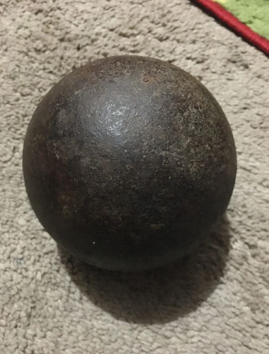 "Ho trovato questo oggetto nel letto di un torrente mentre esploravo il Kentucky. Pesa 8 kg e misura 12,7 cm di larghezza. Avete qualche idea di cosa possa essere?" Maggiori dettagli nei commenti qui sotto...