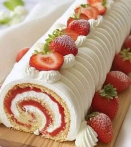 Rotolo di fragole: un classico tenero e cremoso che vi conquisterà al primo sguardo.
