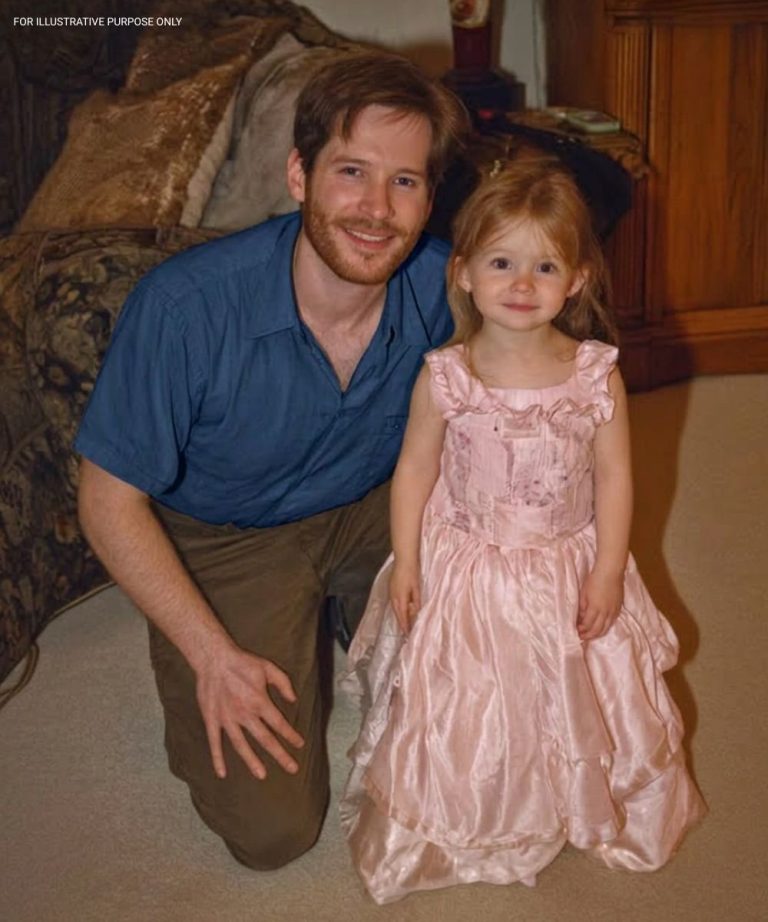 Ho cucito un vestito per mia figlia usando i fazzoletti di seta che la mia defunta moglie aveva tanto amato. Quando la madre di una mia compagna di classe benestante mi ha deriso e mi ha chiamato "patetico", non aveva idea che il karma stesse per raggiungerla.  Mia moglie è morta due anni fa di cancro.  Un giorno stavamo discutendo se dipingere i mobili della cucina di bianco o di blu, e solo sei mesi dopo mi trovavo accanto a un letto d'ospedale, tenendole la mano mentre le macchine emettevano un sommesso bip intorno a noi.  Da allora, siamo rimasti solo io e nostra figlia, Melissa. Ha sei anni.  I soldi scarseggiano. Riparo impianti di riscaldamento e condizionamento, spesso facendo doppi turni, ma a volte sembra che ogni volta che pago una bolletta, ne spunti subito un'altra.  La settimana scorsa Melissa è entrata di corsa dalla porta di casa dopo la scuola, quasi saltellando per l'emozione.  "Papà! La festa di fine anno dell'asilo è venerdì prossimo! Dobbiamo indossare abiti eleganti!"  Poi aggiunse dolcemente: "Tutte si stanno comprando un vestito nuovo".  Quella sera controllai il nostro conto in banca.  Comprare qualcosa di elegante era semplicemente impossibile.  Ma mia moglie amava collezionare fazzoletti di seta: ne aveva decine. Fantasie floreali, ricami delicati, tessuti morbidi in colori meravigliosi. Erano rimasti intatti in una scatola da quando era morta.  Così, dopo che Melissa andò a letto, tirai fuori una vecchia macchina da cucire che mi aveva regalato la mia vicina e decisi di cimentarmi in qualcosa.  Per tre notti rimasi sveglio a cucire.  Quando ebbi finito, l'abito era fatto di pezzi di seta color avorio cuciti insieme come un patchwork, decorato con minuscoli fiori blu.  Quando Melissa lo provò in salotto, girò su se stessa felice.  "Sembro una principessa!" esclamò.  Vedere il suo sorriso ripagava di tutte le notti insonni.  Il giorno della laurea, Melissa entrò orgogliosa nella palestra della scuola tenendomi per mano.   Fu allora che una donna con degli occhiali da sole firmati oversize ci guardò e scoppiò a ridere.  "Oh mio Dio", disse agli altri genitori. "Avete davvero fatto voi quel vestito?"  Annuii.  Scrutò Melissa dalla testa ai piedi come se stesse giudicando qualcosa di spiacevole.  "Sapete", disse con un tono dolce ma crudele, "ci sono famiglie che potrebbero darle una vita vera. Forse dovreste considerare l'adozione."  Nella stanza calò il silenzio.  Sentii la piccola mano di Melissa stringersi nella mia.  Prima che potessi rispondere, il figlio della donna le tirò improvvisamente la manica e disse qualcosa che fece sussultare tutta la palestra e il sorriso compiaciuto sul suo volto svanì all'istante. Storia completa nel primo commento 👇 Vedi meno