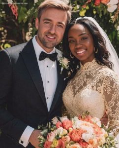 «Ho sposato una cameriera di bar solo per ribellarmi ai miei genitori autoritari, ma la notte delle nozze mi ha colto di sorpresa con uno strano avvertimento: "Promettimi che non urlerai quando ti mostrerò una cosa."  I miei genitori erano estremamente ricchi, del tipo che credeva che il proprio denaro desse loro il diritto di dettare ogni aspetto della mia vita, soprattutto la scelta di una moglie.  Quando ho compiuto trent'anni, mi hanno dato un ultimatum senza mezzi termini.  "Se non ti sposi entro i trentun anni", mi disse mio padre con calma durante la cena, "sarai escluso dal testamento."  » Per anni, mi hanno presentato le figlie dei loro amici benestanti: donne impeccabili e raffinate che sembravano sempre più interessate alla ricchezza della mia famiglia che a me. Niente di tutto ciò mi è mai sembrato autentico.  Poi, appena due mesi prima del mio trentunesimo compleanno, mi sono ritrovata seduta da sola in un piccolo caffè del centro. La cameriera che mi ha servito si è distinta subito. Era genuina, cordiale e completamente diversa dalle donne che i miei genitori continuavano a cercare di farmi conoscere.  Fu allora che mi venne un'idea impulsiva.  Quando tornò con il caffè, le chiesi a bassa voce: "Ha qualche minuto per parlare più tardi? Ho... una proposta piuttosto insolita da farti."  Sorrise e disse che la sua pausa non sarebbe arrivata prima di altre due ore.  Così rimasi.  Si chiamava Claire.  Quando finalmente arrivò la sua pausa, ci sedemmo insieme su una panchina del parco lì vicino. Le raccontai tutto: le pressioni dei miei genitori, l'ultimatum, la scadenza che incombeva.  Poi le feci una proposta.  Un matrimonio... solo sulla carta. Un anno di finzione per i miei genitori, poi un divorzio silenzioso.  In cambio, le avrei dato una somma considerevole di denaro.  Claire ascoltò senza interrompere e mi chiese solo due cose.  "Ci sarà un contratto?"  "Sì."  "E posso dire ai miei genitori che mi sposo davvero?"  "Certo."  Quella stessa sera, mi mandò un messaggio:  "Ci sto."  Un mese dopo, eravamo all'altare.  Dopo il ricevimento, ho portato Claire a casa e le ho mostrato la camera degli ospiti.  "Dormirò in un'altra stanza", le ho detto. "Ci comporteremo da vera coppia solo quando ci saranno i miei genitori."  Lei annuì, poi frugò lentamente nella borsa.  "Promettimi che non urlerai quando te la mostrerò."  Mi si formò un nodo allo stomaco. "Cosa intendi?"  Pochi istanti dopo, tutto ciò che pensavo di aver capito di questo matrimonio – e di Claire – era stato completamente ribaltato.