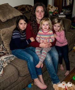 Ho cresciuto le tre figlie orfane di mio fratello per 15 anni: la settimana scorsa mi ha dato una busta sigillata che non avrei dovuto aprire davanti a loro.  Quindici anni fa, mio ​​fratello ha seppellito sua moglie... ed è sparito prima ancora che i fiori sulla sua tomba appassissero.  Nessun preavviso. Nessun saluto. Solo tre bambine rimaste sulla soglia di casa mia con un'assistente sociale e una sola valigia in due.  Avevano 3, 5 e 8 anni quando sono venute a vivere con me