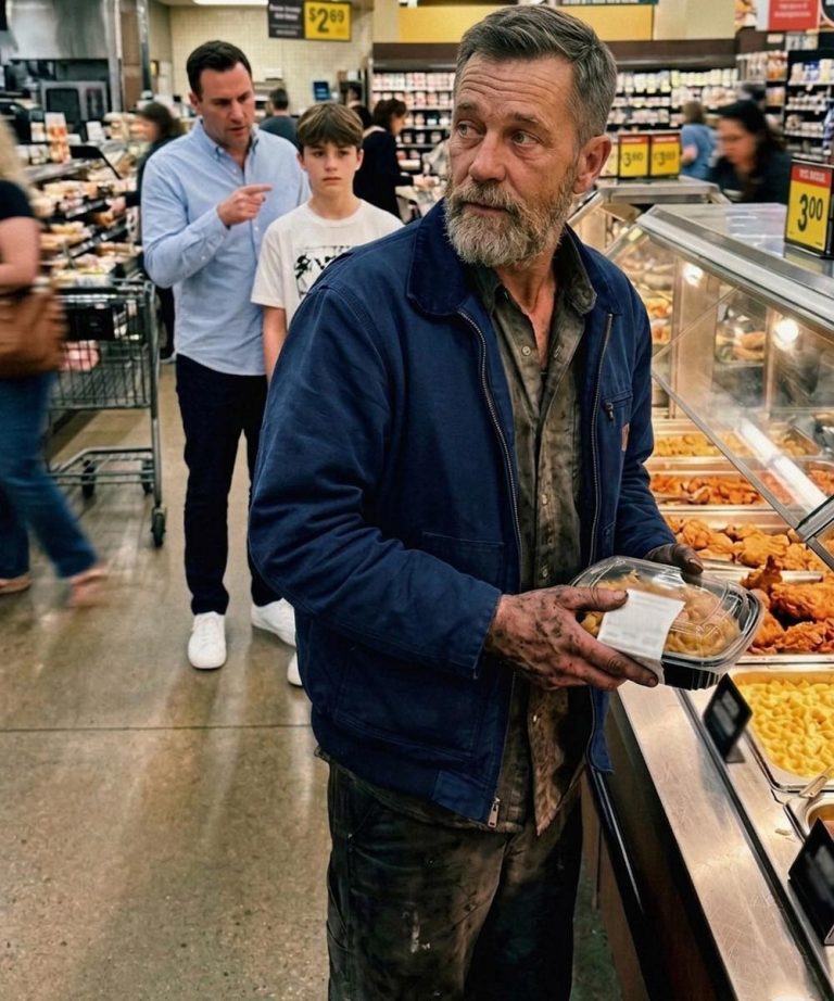 Un padre indicò le mie mani sporche di grasso e disse a suo figlio che ero un fallimento: pochi istanti dopo, la sua opinione su di me cambiò completamente.  Avevo saldato per gran parte della mia vita. Avevo iniziato subito dopo il liceo. Ora ero in piedi vicino al banco dei piatti pronti, cercando di decidere cosa prendere per cena.  Fissavo i vassoi sotto le lampade riscaldanti, cercando di rimanere sveglio. Avevo appena finito un lungo turno di 15 ore. Le mie mani erano ancora scure di grasso, per quanto avessi cercato di lavarle. I miei vestiti odoravano di metallo e fumo.  Sapevo che aspetto avevo.  Eppure, non mi vergognavo.  Poi sentii la voce di un uomo.  "Guardalo", disse a bassa voce. "Ecco cosa succede quando non prendi sul serio la scuola."  Rimasi immobile.  "Pensi che saltare le lezioni sia divertente?", continuò. "Vuoi finire così?" "Coperto di sporcizia, a fare lavori manuali per tutta la vita?"  Suo figlio non rispose subito.  Rimasi dov'ero, a fissare i vassoi, con la mascella serrata.  "È questo che vuoi?" insistette il padre.  "No," borbottò il ragazzo.  Sentii un nodo allo stomaco.  Avrei potuto avvicinarmi. Dire qualcosa. Dimostrargli che si sbagliava.  Ma non lo feci.  Presi una confezione di pollo fritto e mi diressi alla cassa. Lasciai che il mio lavoro parlasse da sé, come sempre.  E naturalmente... finirono proprio davanti a me in fila.  Li osservai. Belle camicie. Scarpe firmate. Chiavi di SUV luccicanti.  Il padre non si voltò.  Ma il ragazzo sì.  Continuava a lanciare occhiate alle mie mani.  E proprio in quel momento, il karma decise di intervenire e dare una lezione sia al padre che al figlio. Non me l'aspettavo.