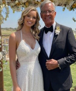 Ho sposato il ricco nonno della mia migliore amica per sicurezza finanziaria, e la notte delle nozze mi ha guardata e mi ha detto: "Ora che sei mia moglie... posso finalmente dirti la verità".  Non sono mai stata una ragazza carina.  Né a scuola, né da nessuna parte.  Il tipo di ragazza che la gente guarda a meno che non stia ridendo. Un sorriso impacciato, una postura goffa, sempre un po' fuori posto, troppo silenziosa o eccessiva al momento sbagliato